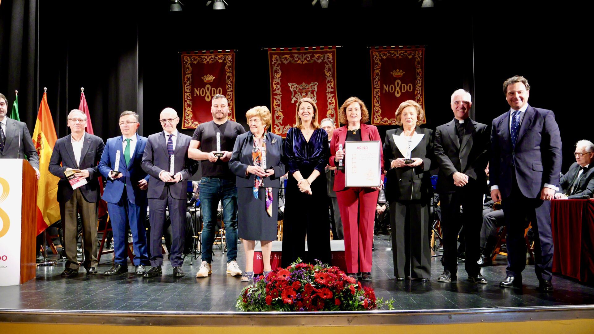 El Ayuntamiento reconoce a entidades y vecinos del Distrito Macarena por su trayectoria y entrega a sus barrios