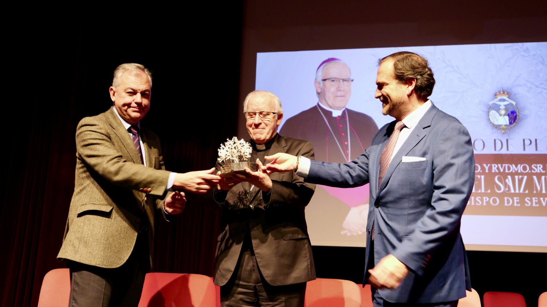 El alcalde reconoce la labor del arzobispo por Sevilla en la entrega del Olivo de Plata de la Redención