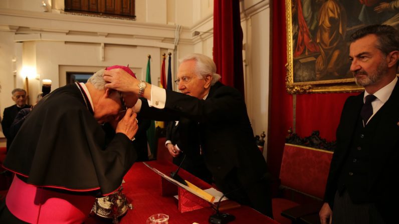 Monseñor Saiz Meneses ingresa en la Real Academia de Medicina