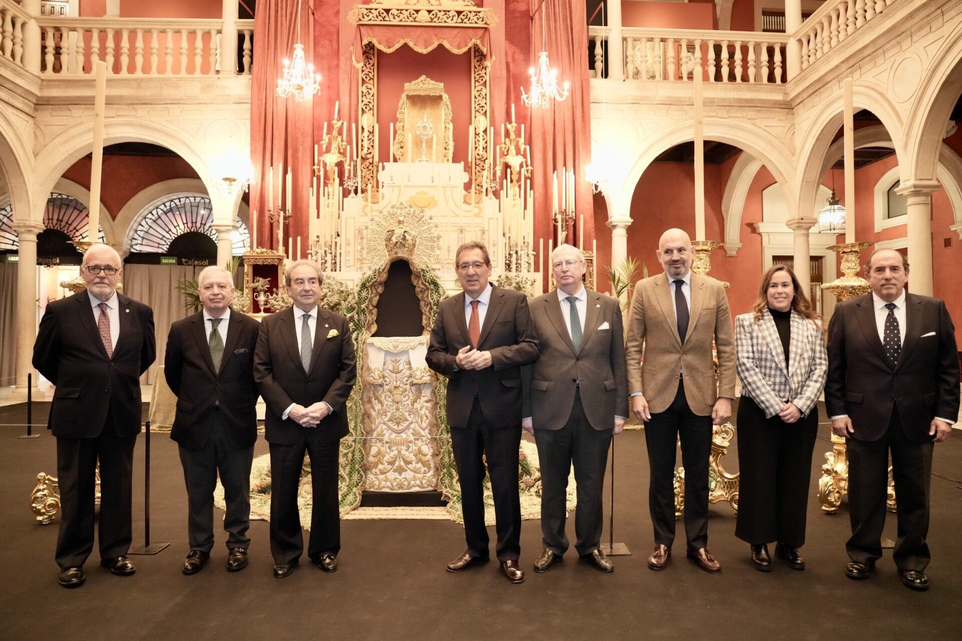 Centenario del primer besamanos de la Macarena en la Fundación Cajasol