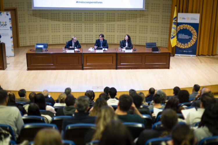 Francisco Oliva en la inauguración de la Coop’s Week: “El futuro es colaborativo, innovador y transformador”   El rector anuncia que la Universidad Pablo de Olavide pondrá en marcha el proyecto ‘Emprendizaje’, un TFG centrado en una experiencia de emprendimiento