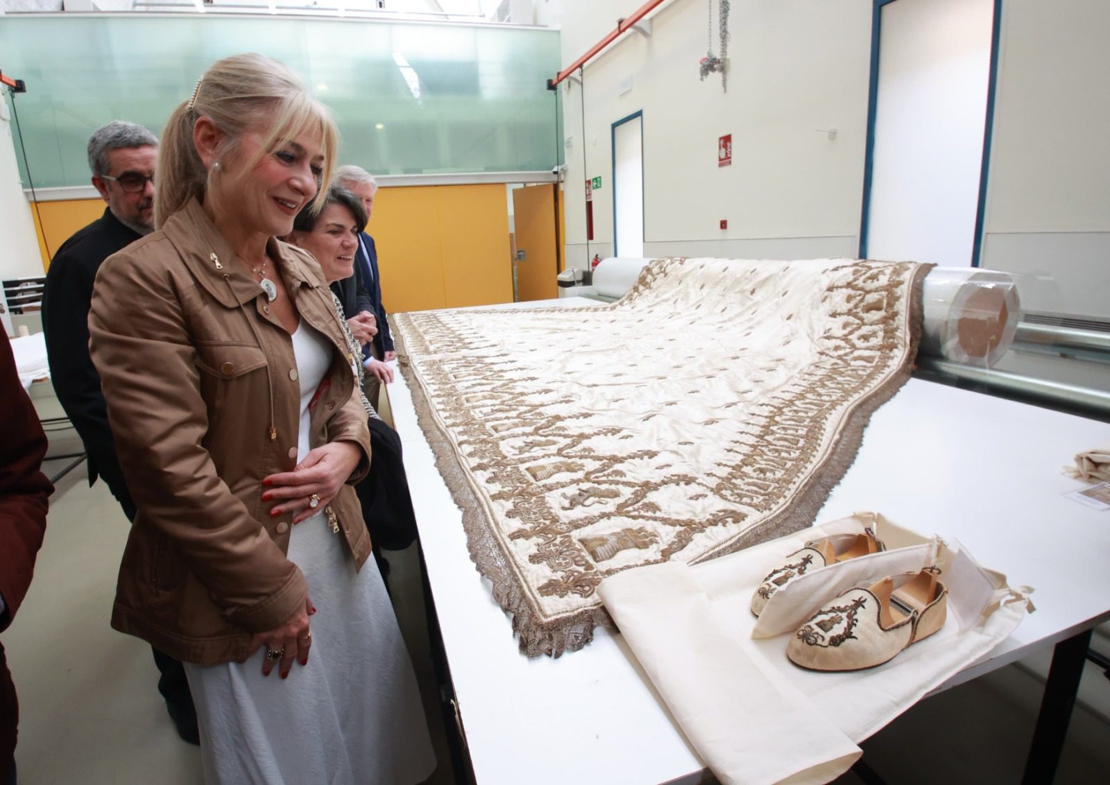 El IAPH inicia los trabajos de conservación del Dosel del Corpus y el Terno Blanco de la Virgen de los Reyes, obras de la Catedral de Sevilla