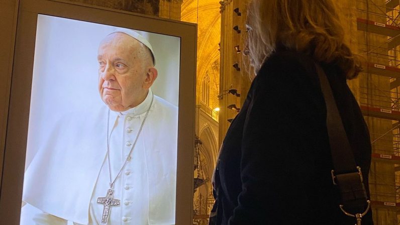 Mons. Saiz en la oración por el papa Francisco: «Su pueblo lo acompaña con amor filial»