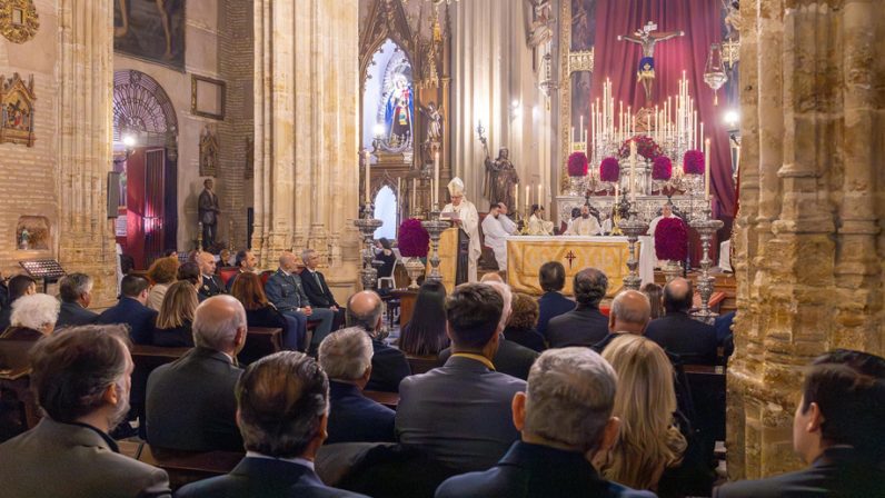 Monseñor Saiz: “El Cristo de Santiago nos invita a cargar con humildad nuestra cruz de cada día, no como un fardo pesado, sino como camino hacia la plenitud”