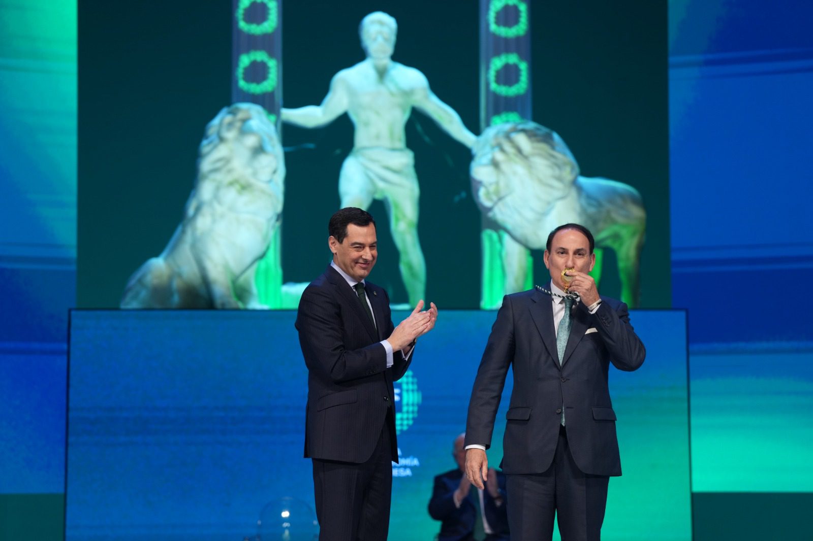 Javier González de Lara, presidente de CEA, recoge la Medalla de Andalucía de la Economía y la Empresa – Confederación de Empresarios de Andalucía