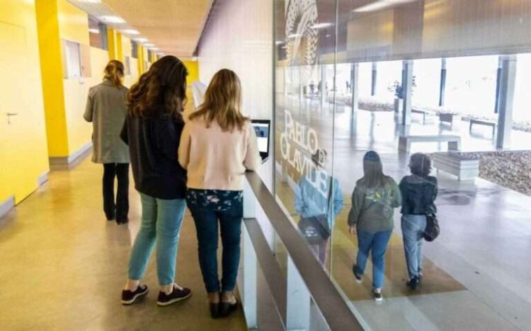 Abierto el periodo de matrícula para más de 40 títulos propios que se impartirán el próximo curso en la Universidad Pablo de Olavide   Son programas formativos consolidados y abarcan temáticas variadas como el análisis bioinformático, el big data, la consultoría tecnológica, el BIM o la dirección y administración de empresas hosteleras, entre otras
