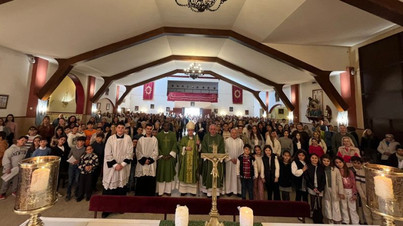 Monseñor Teodoro León visita la Parroquia de San Mateo, de Alcalá de Guadaíra: “La parroquia ha descubierto la cercanía y el interés del obispo por nuestra comunidad”