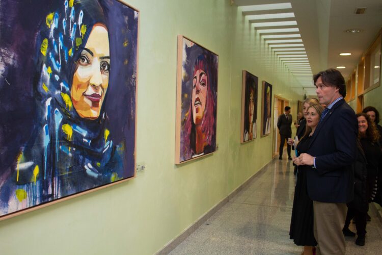 La Universidad Pablo de Olavide inaugura la exposición ‘Violeta’, un homenaje a la fuerza y superación de las mujeres   Con motivo del 8M, Día Internacional de las Mujeres, la UPO presenta este espacio permanente para visibilizar historias de vida de ocho mujeres