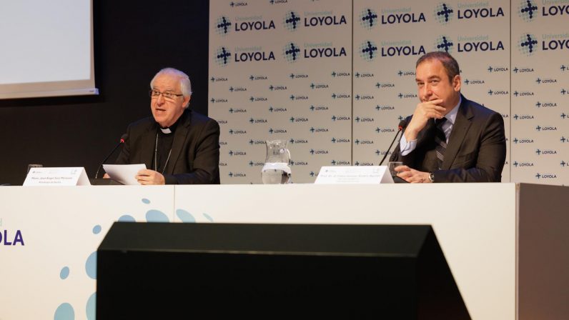 Mons. Saiz inaugura la jornada sobre ‘Deuda o desarrollo’ en el campus Loyola