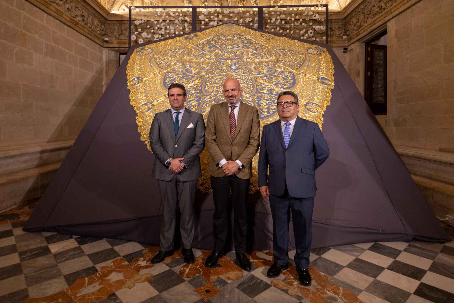 La Casa Consistorial acoge la presentación del nuevo manto de la Virgen de Consolación de Nervión