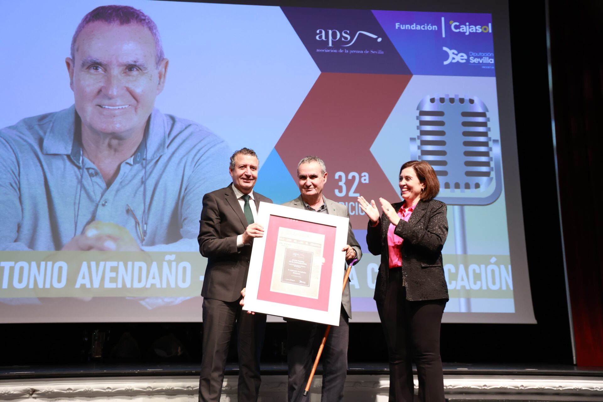 Javier Fernández participa en la Gala del 32º Premio de la Comunicación que concede la APS y le entrega su galardón a Antonio Avendaño