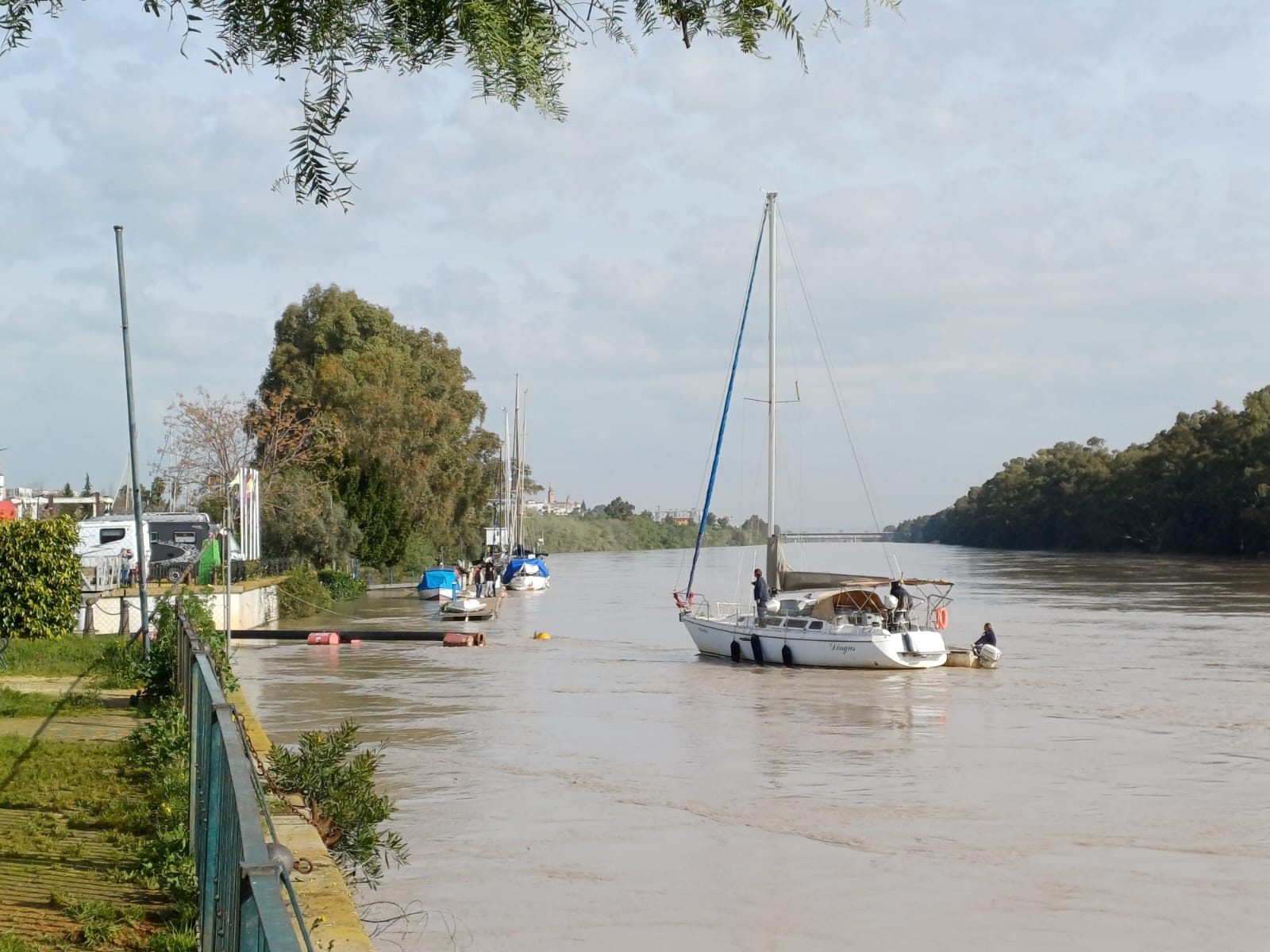 La alcaldesa visita Puerto Gelves y zonas próximas al río ante la crecida del cauce