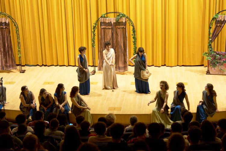 Cerca de 1500 estudiantes visitan la UPO en el marco del XXVII Festival Juvenil Europeo de Teatro Grecolatino   Furor Bacchicus Teatro ha participado en este evento con la comedia de Aristófanes ‘La asamblea de las mujeres’