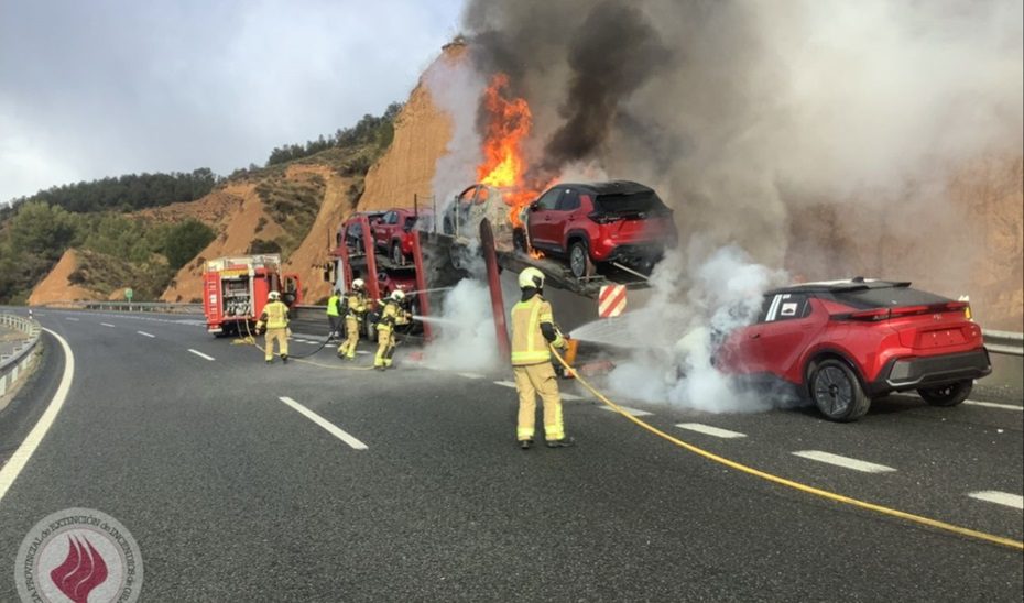 Arde un camión que transportaba vehículos en la A92 a la altura de Cortes y Graena