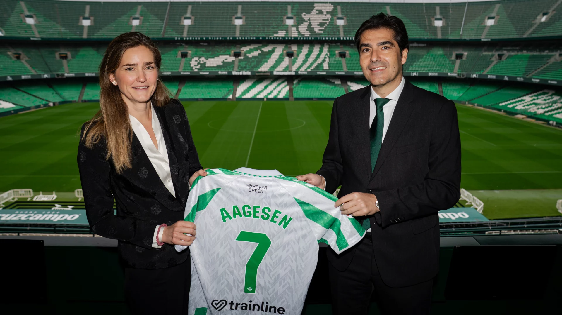 La ministra Sara Aagesen visita el Benito Villamarín para conocer las iniciativas sostenibles del Real Betis