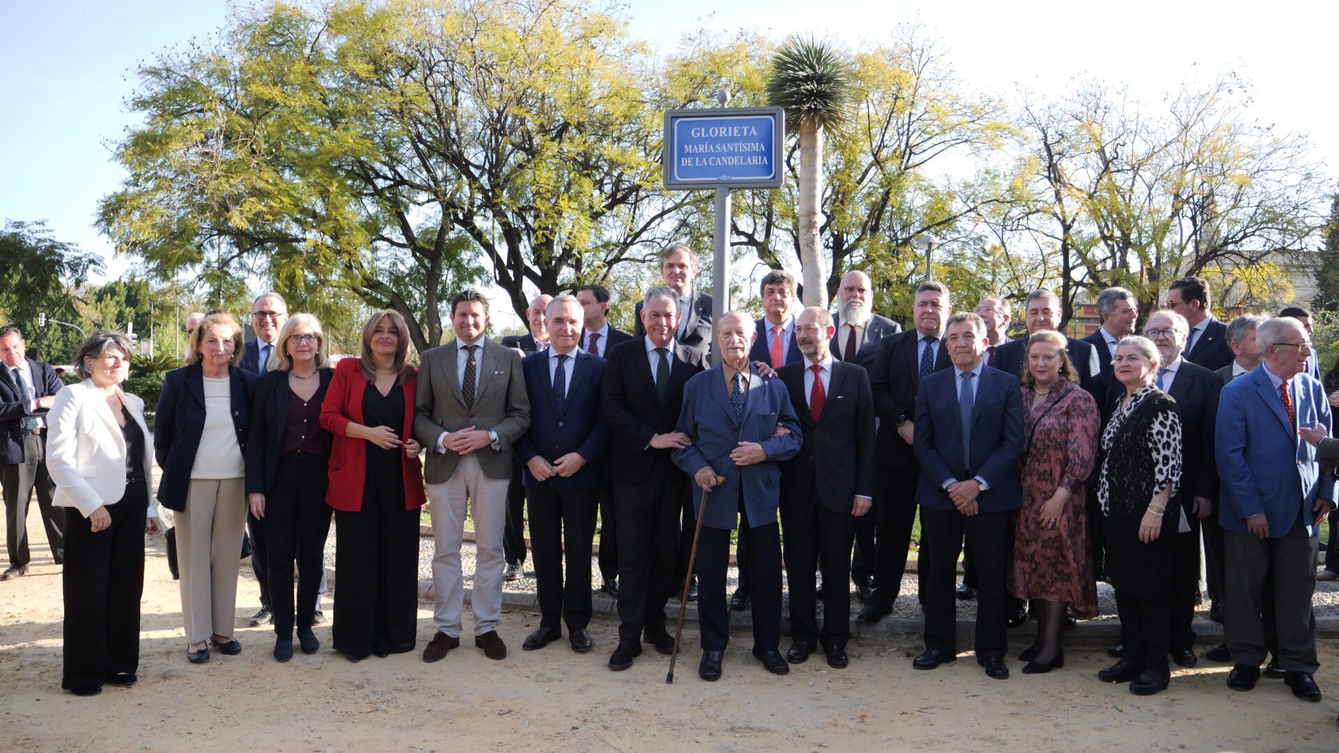 El alcalde de Sevilla inaugura la glorieta dedicada a la Virgen de la Candelaria en la entrada de los Jardines de Murillo