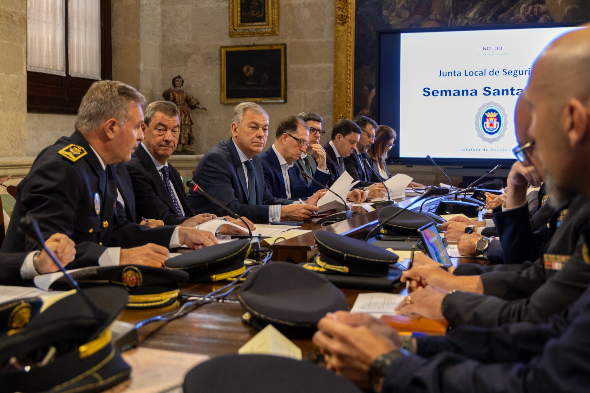 El alcalde de Sevilla, José Luis Sanz, ha presidido hoy la Junta Local de Seguridad previa al comienzo de la Semana Santa