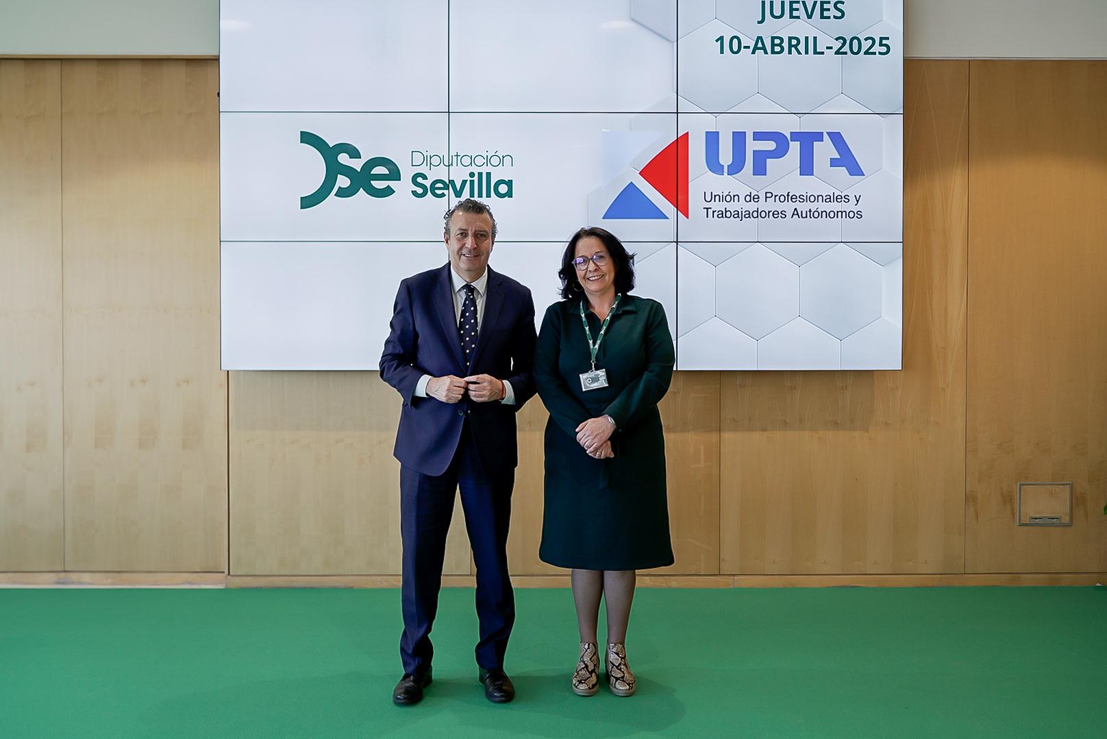 Javier Fernández e Inés Mazuela (UPTA) analizan la eliminación por parte de la Junta del servicio de taxi rural para el traslado de enfermos a hospitales