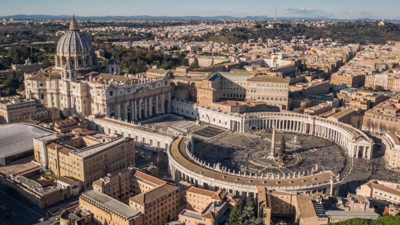 Mons. Saiz Meneses participará en las exequias del papa Francisco