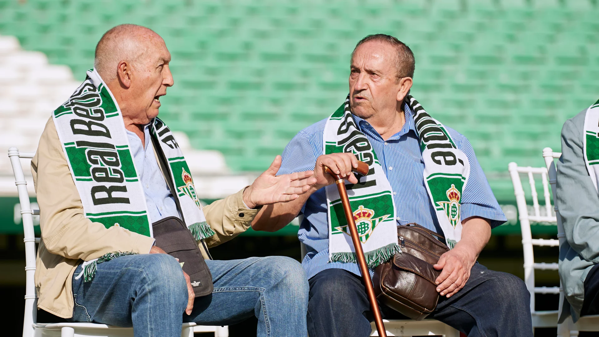 “De abuelos a nietos”: el Real Betis Balompié salta al césped acompañado de 11 de los socios ancianos más antiguos