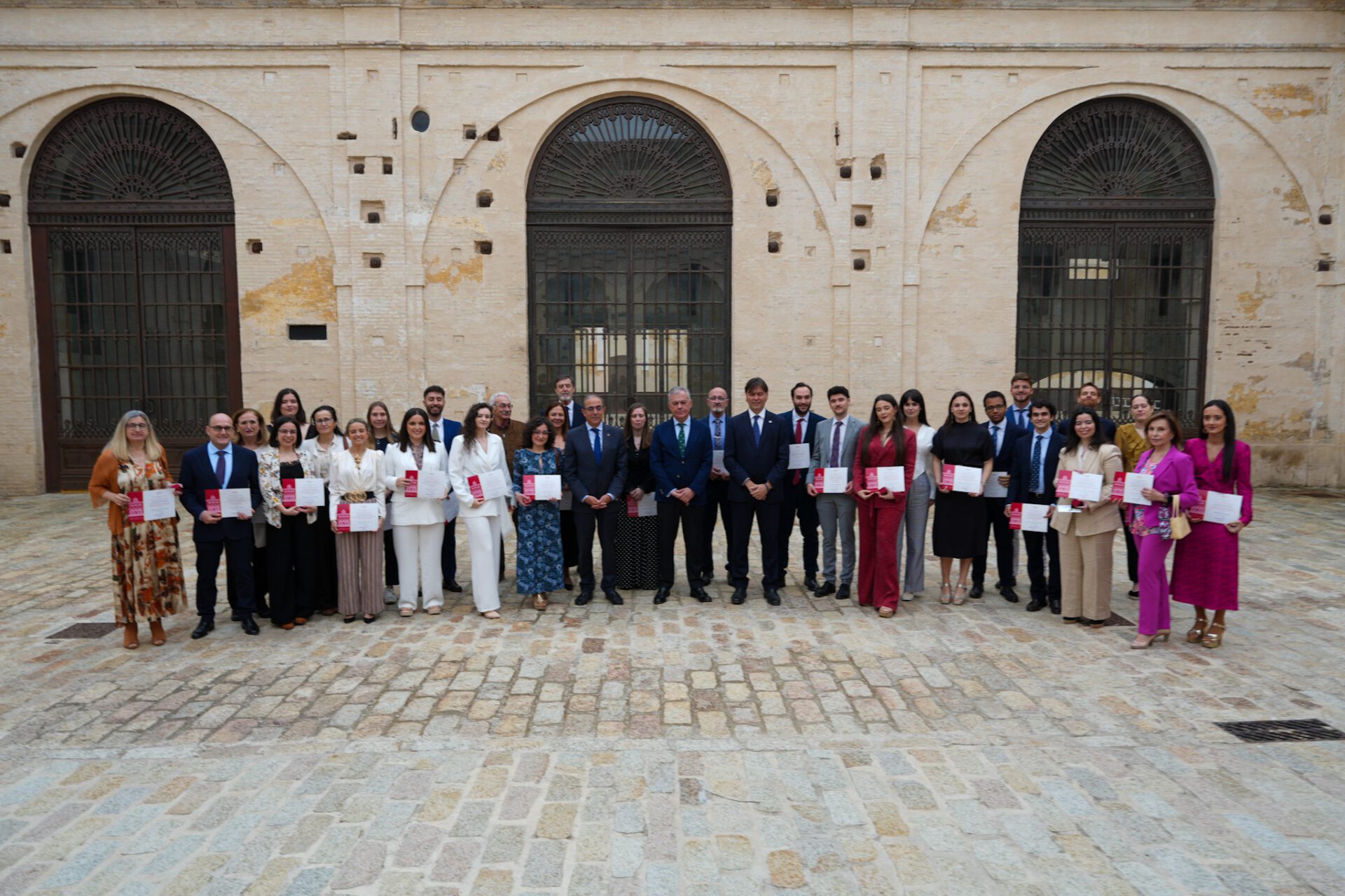 El alcalde preside el acto de entrega de premios de los mejores expedientes universitarios de 21/22 y 22/23