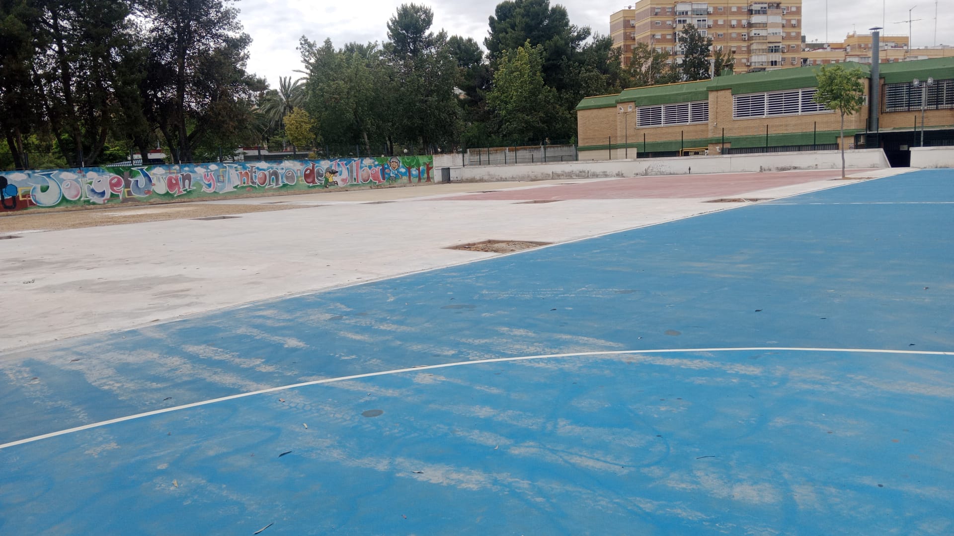 El Gobierno de Sanz transforma un solar abandonado del colegio Jorge Juan y Ulloa en un nuevo patio multifuncional con materiales de primera calidad