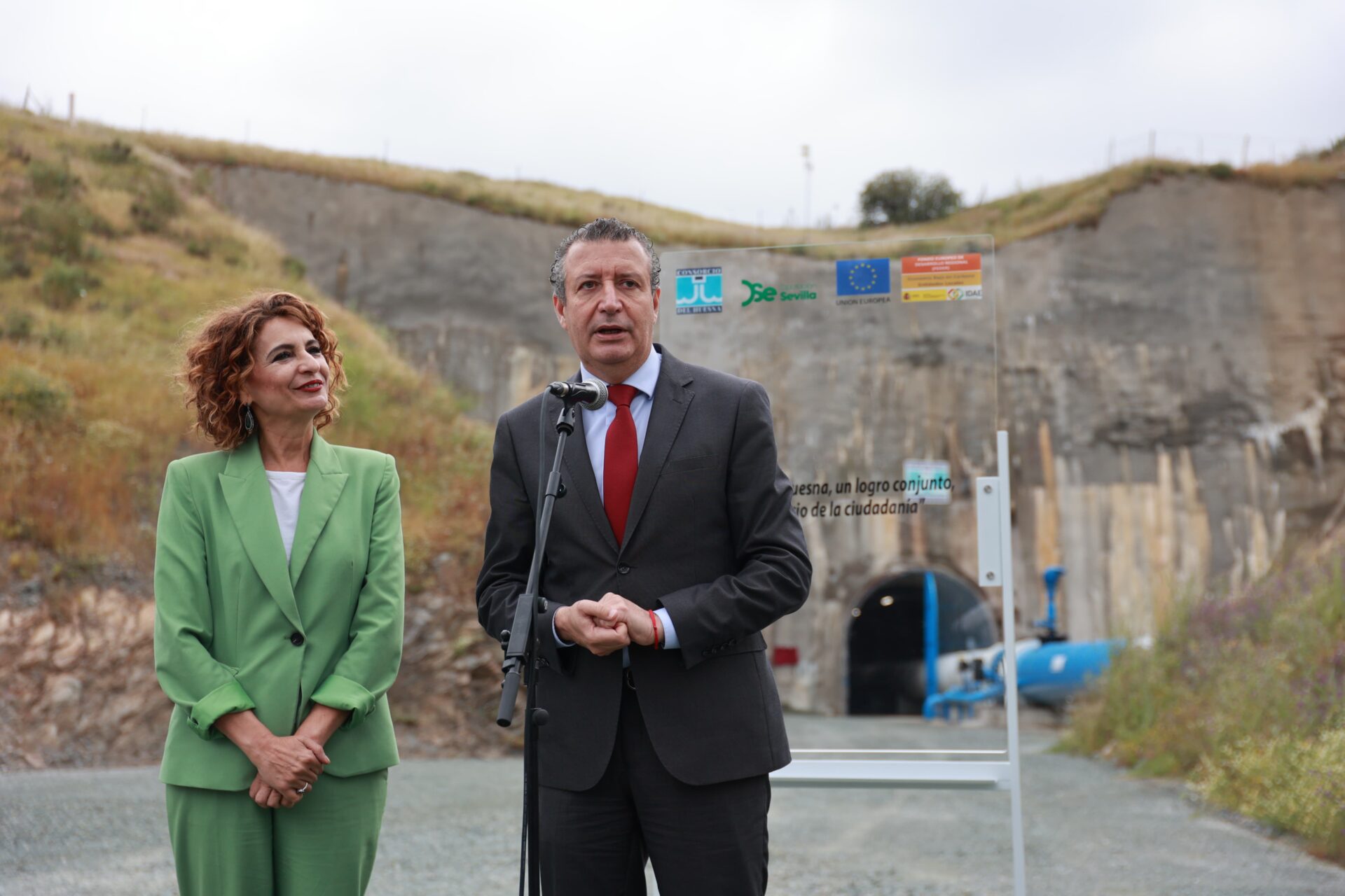 María Jesús Montero y Javier Fernández inauguran el túnel de cabecera del consorcio de aguas del Huesna tras una inversión de 52 millones de euros