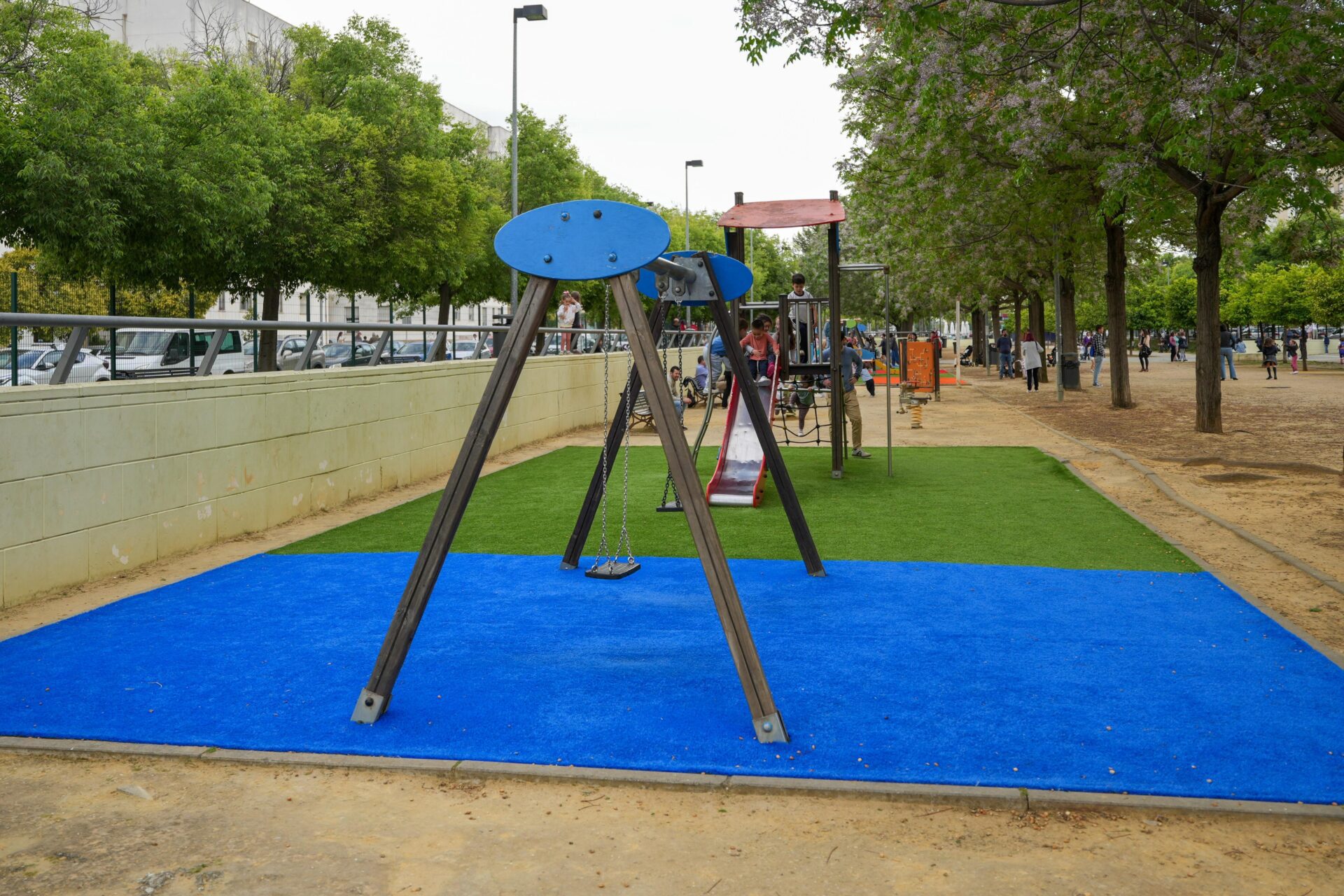 El Gobierno de Sanz renueva los pavimentos de seguridad de más 20 % de los parques infantiles de la ciudad