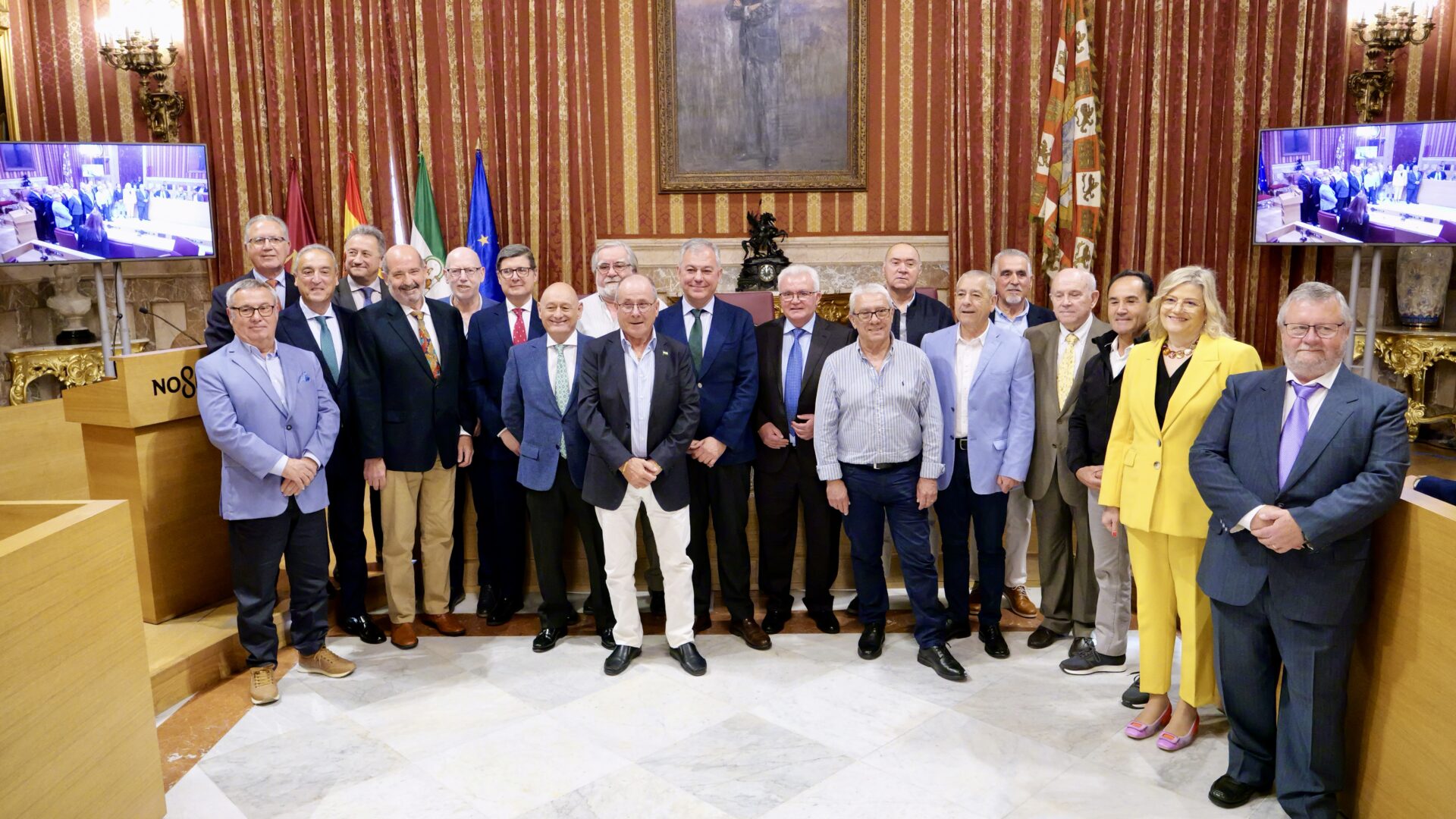 El Ayuntamiento homenajea a 27 trabajadores jubilados de Tussam tras décadas de servicio a la ciudad