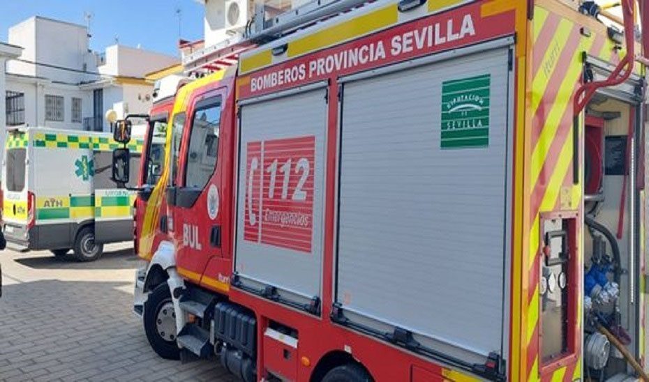 Una mujer evacuada al hospital tras incendiarse un cuadro eléctrico en un bloque de pisos de Utrera