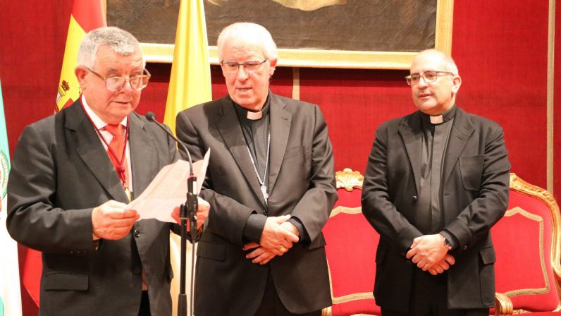 Medalla pro Ecclesia Hispalense a Antonio Cordero, sacristán de la parroquia San Juan Bautista, de las Cabezas de San Juan