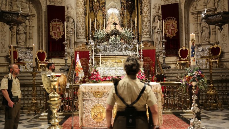 Los fieles veneran en la Capilla Real al rey santo