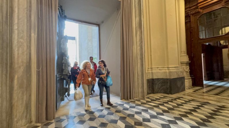 Los peregrinos sevillanos cruzan la puerta santa en la Basílica San Juan de Letrán