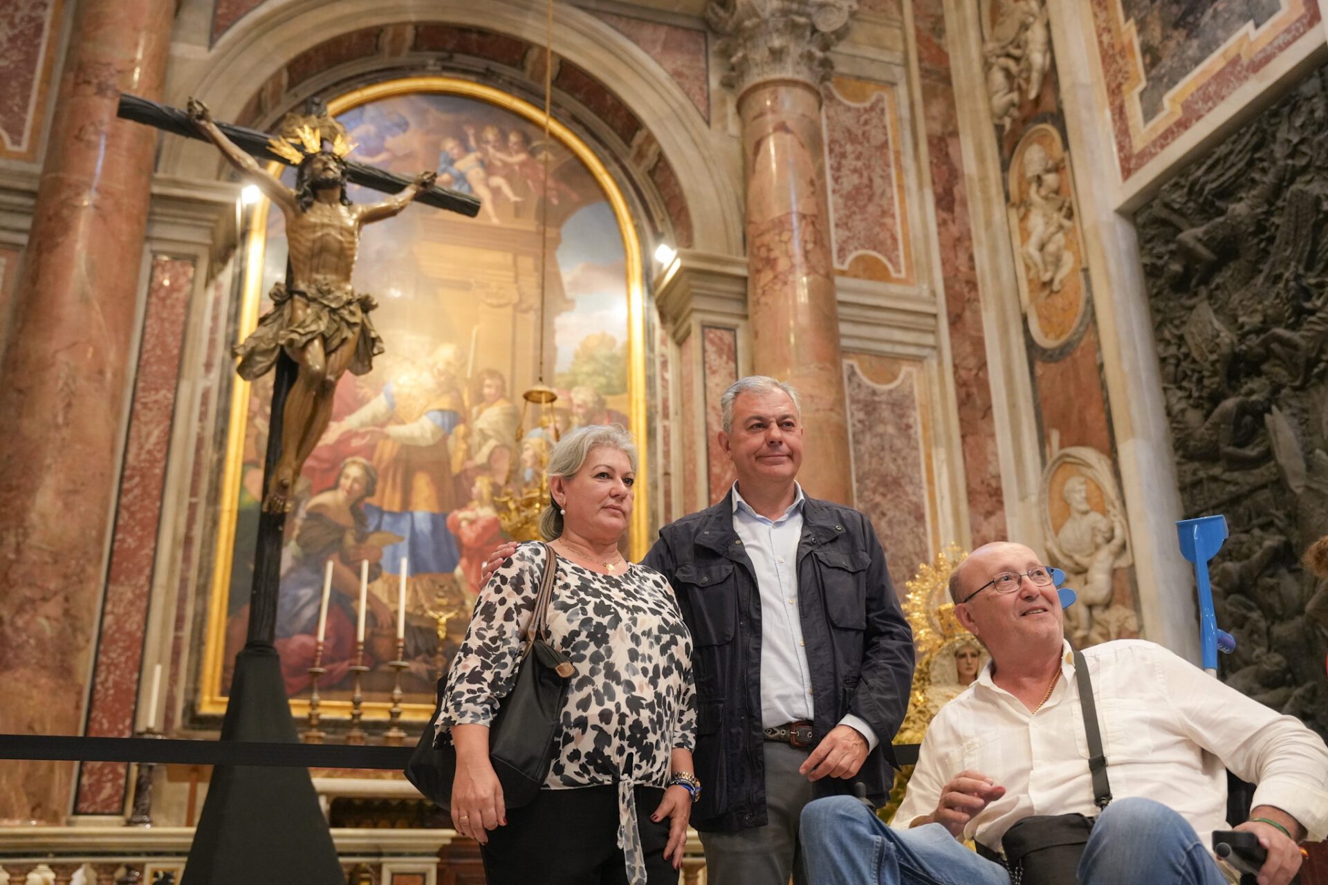 El alcalde visita al Cachorro en la Basílica de San Pedro de Roma y califica este acontecimiento “como un hito histórico para la ciudad, las hermandades y toda la Iglesia de Sevilla”