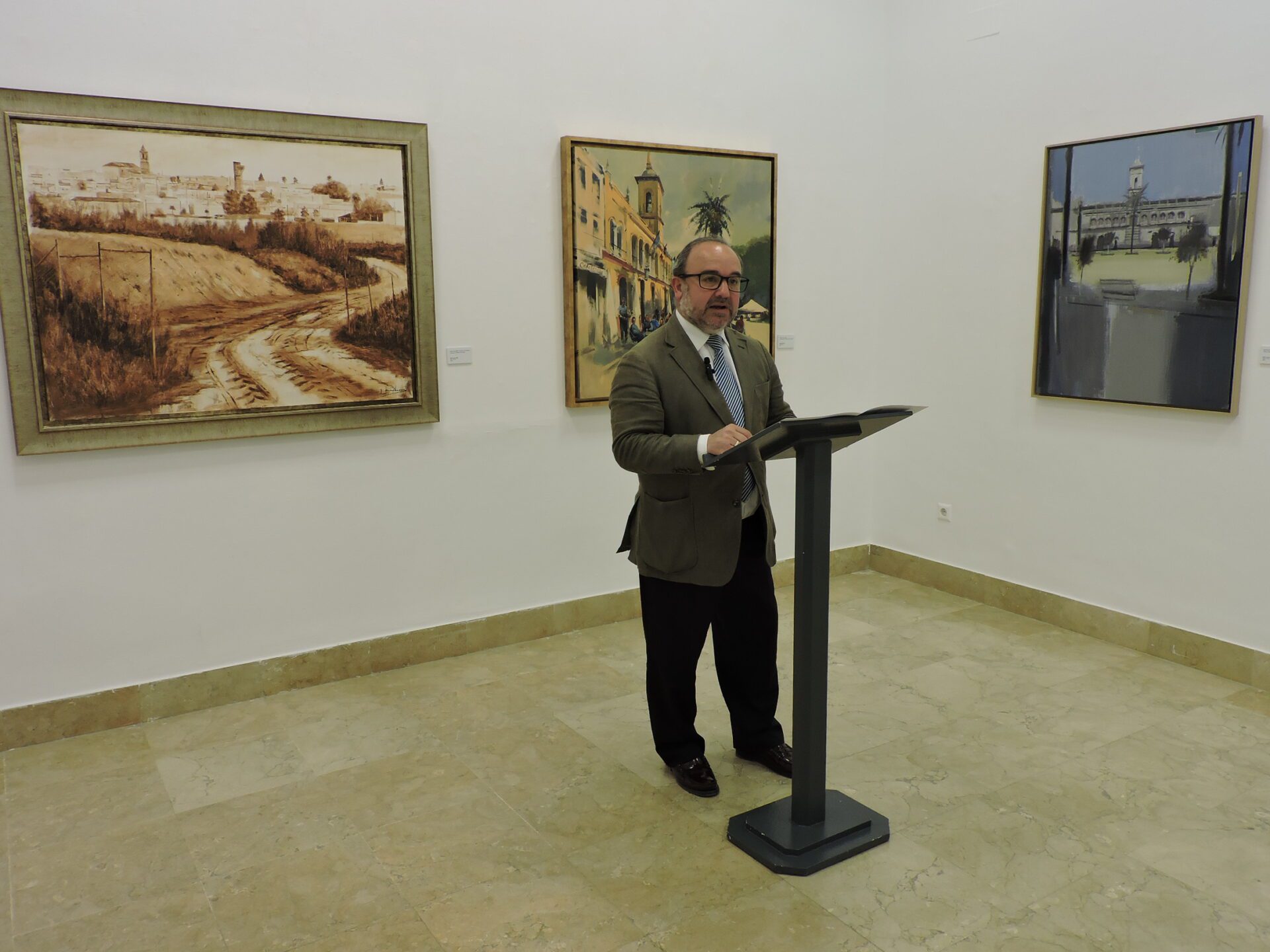 Arahal lleva a la Casa de la Provincia de la Diputación la exposición ’10 años del Concurso de Pintura al Aire Libre Ciudad de Arahal, 2015-2025′