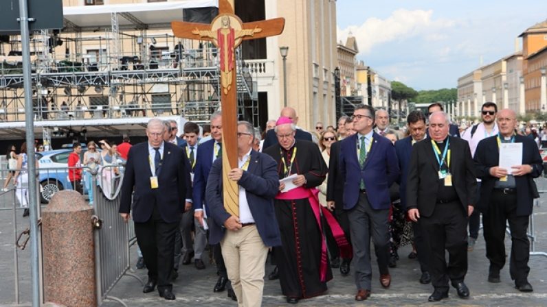 Cerca de 600 peregrinos sevillanos cruzaron esta tarde la Puerta Santa de la Basílica de San Pedro