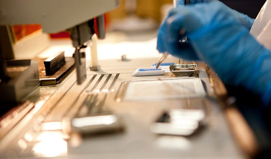 La sanidad pública de Andalucía mantiene activos 4.300 estudios clínicos