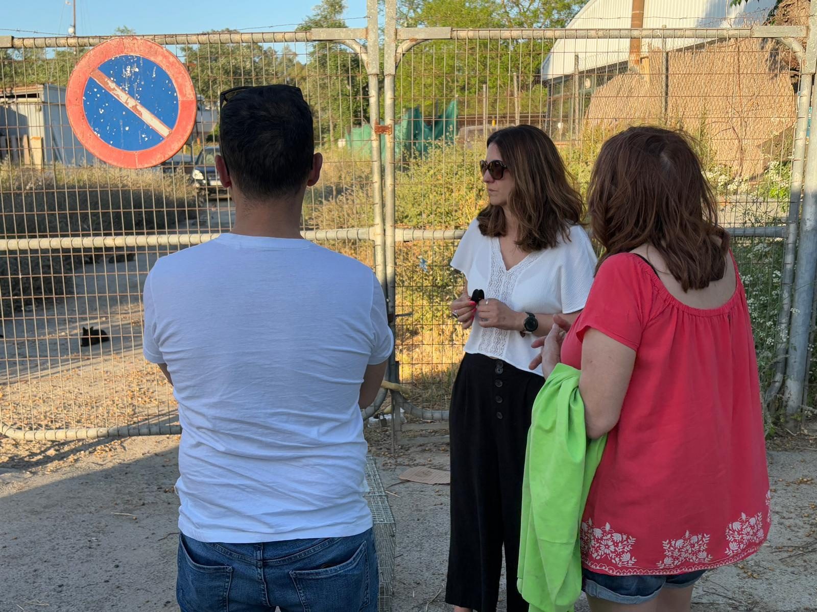 La Delegada de Salud visita las colonias felinas de Gelves para evaluar su estado y la posible reubicación de alguna de ellas