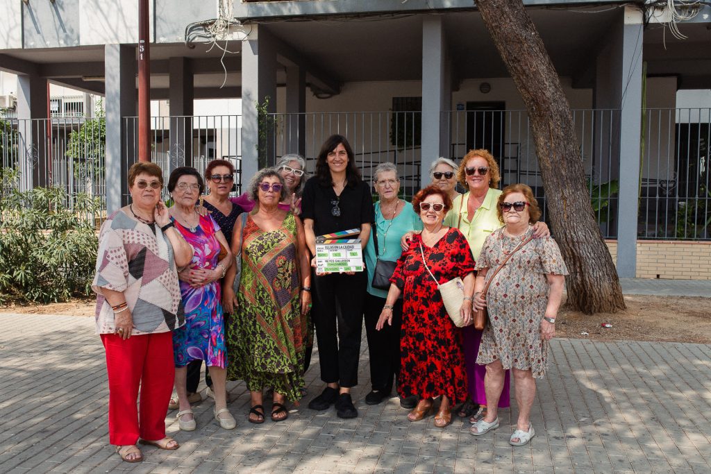 La profesora Reyes Gallegos dirige ‘Ellas en la ciudad’, un documental sobre las mujeres que transformaron los barrios olvidados