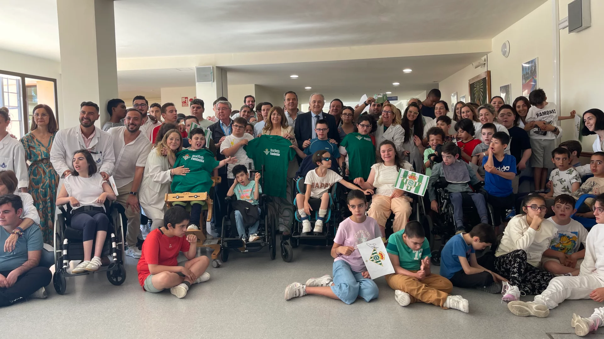 La Fundación Real Betis Balompié visita a los usuarios con discapacidad intelectual del centro San Juan de Dios en Alcalá