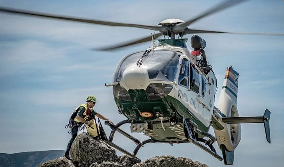 Evacuan en helicóptero a un parapentista accidentado en Loja (Granada)