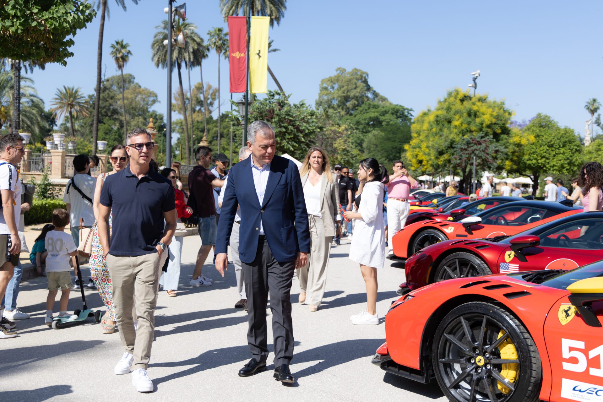 El alcalde Sanz visita la Ferrari Cavalcade en Sevilla: “Un hito de lujo sin precedentes para la ciudad”