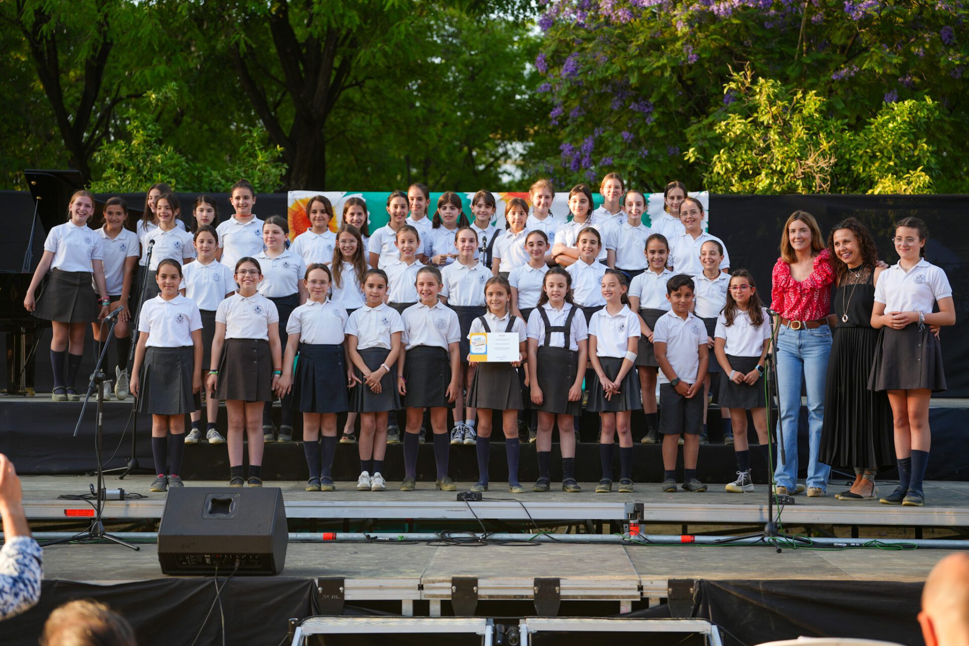 El alcalde asiste al primer gran encuentro de coros escolares organizado por el Ayuntamiento y que ha reunido a cientos de niños de los colegios de Sevilla