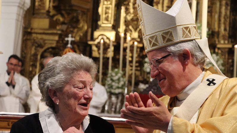 Medalla Pro ecclesia et pontífice a María Luisa Díaz, camarera de la Virgen de Valme