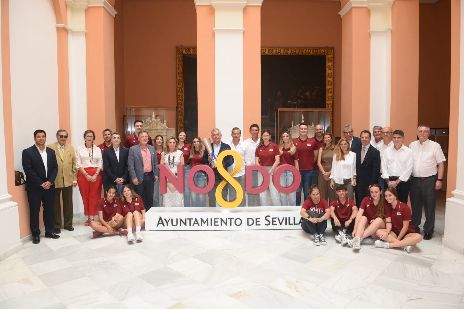 El alcalde de Sevilla, José Luis Sanz, recibe al C. B. Sevilla Femenino tras su ascenso a la Liga Challenge y agradece “llevar la marca Sevilla por España a través del deporte femenino”