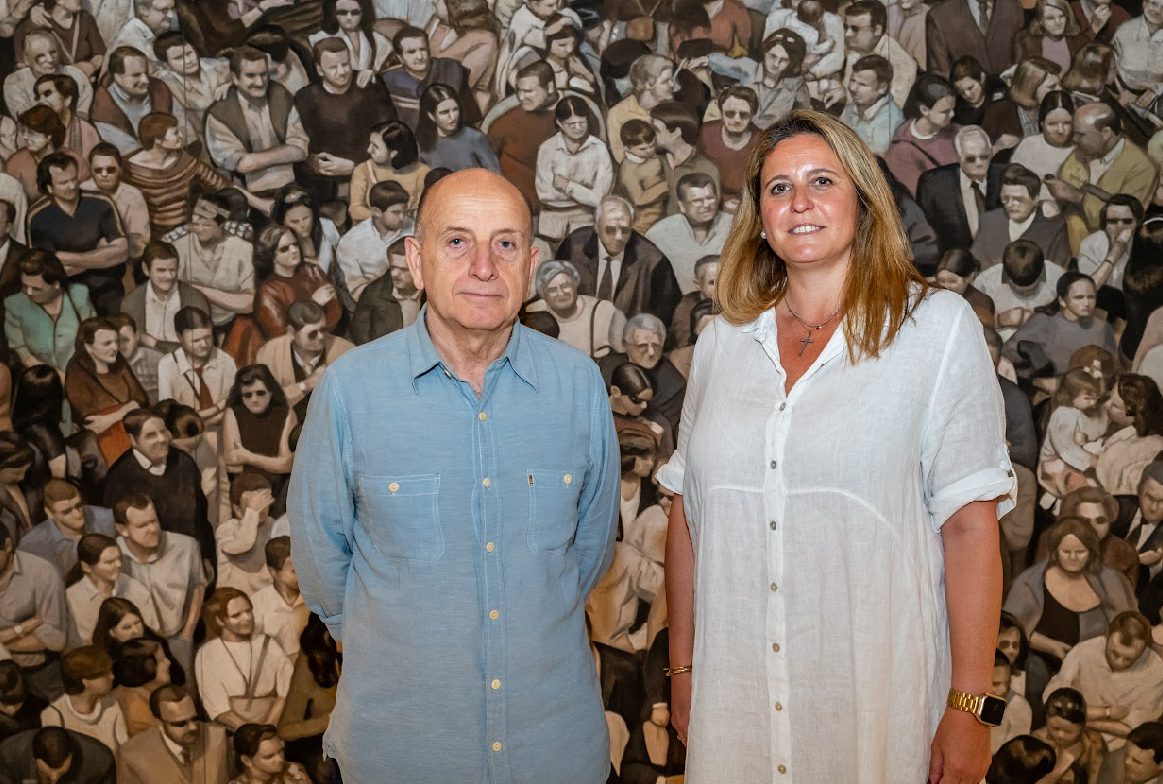 El Ayuntamiento homenajea al artista sevillano Curro González con la retrospectiva ‘Siguiendo el camino torcido’