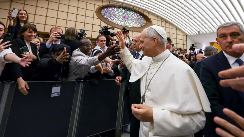 León XIV estrena pontificado pidiendo a los periodistas “un tipo de comunicación diferente”