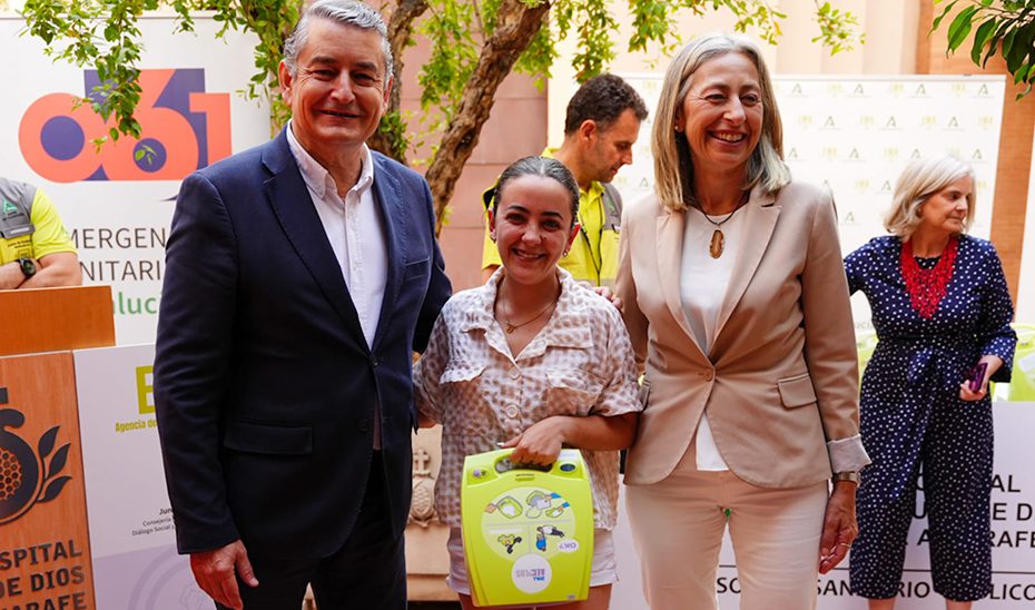 La Agencia de Emergencias completa la entrega de desfibriladores a las hermandades rocieras