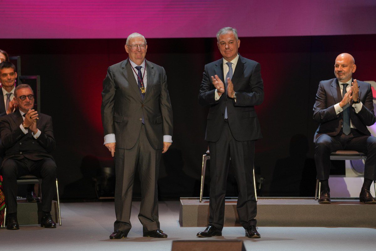 FRANCISCO VÉLEZ RECIBE LA MEDALLA DE SEVILLA POR EL FOMENTO DE LAS TRADICIONES DE SEVILLA