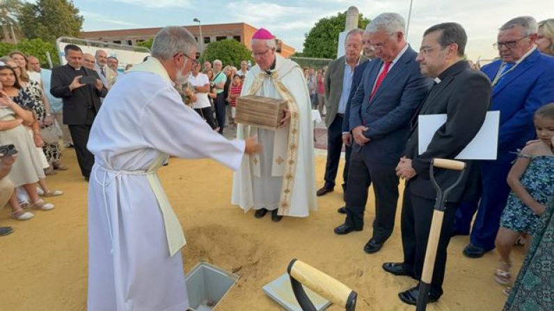 La Parroquia San José de Dos Hermanas acogió el acto de bendición y colocación de la primera piedra del complejo parroquial